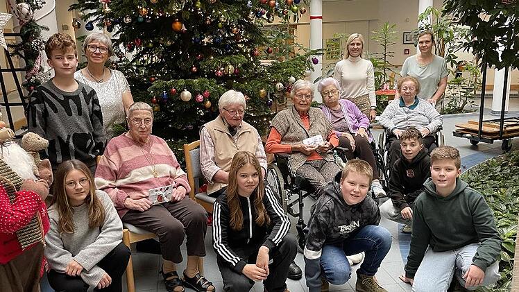 Bewohnerinnen des Altenheims mit Frau Weber und Sch&uuml;ler/innen der Jacob-Curio-Realschule mit Isabell Rott.