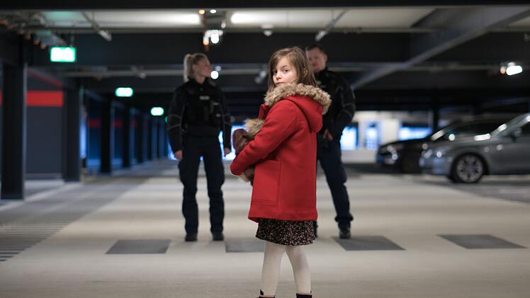 Ihr Vater wurde entf&uuml;hrt, die sechsj&auml;hrige Manja Petrow (Rena Harder) am Flughafen zur&uuml;ckgelassen.