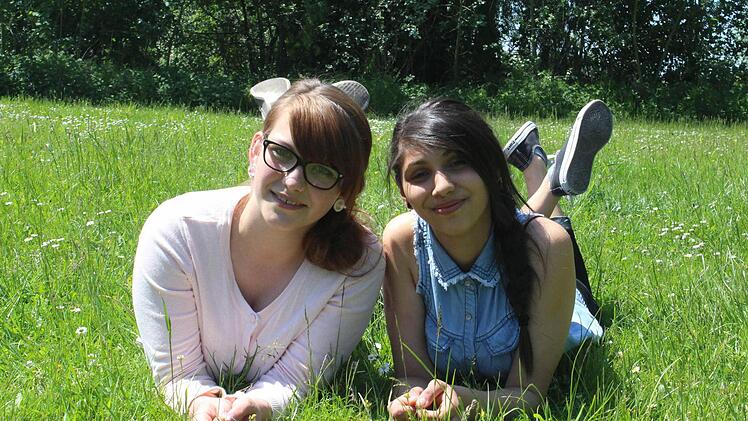 Ramona und Gentijana machen es sich auf der Wiese bequem.