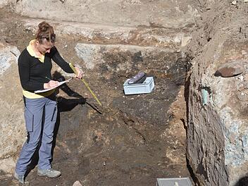 Archäologin bei der Arbeit auf der IHKBaustelle am Hauptmarkt inNürnberg. Fotos: Nikolas Pelke