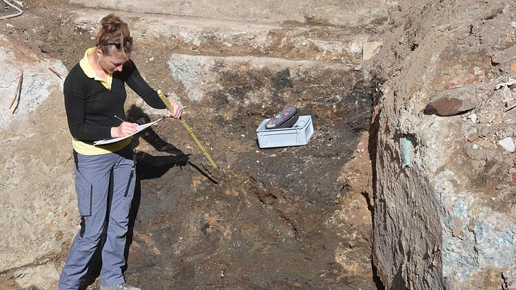 Archäologin bei der Arbeit auf der IHKBaustelle am Hauptmarkt inNürnberg. Fotos: Nikolas Pelke