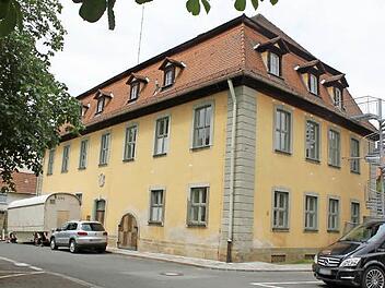 Das marode Scheßlitzer Rathaus: Zwei Beschäftigte benahmen sich wie im Selbstbedienungsladen und plünderten öffentliche Kassen. Eine der Frauen, die 48-jährige Leiterin des Standesamts, wurde jetzt zu einem Jahr Haft auf Bewährung verurteilt. Foto: Archiv