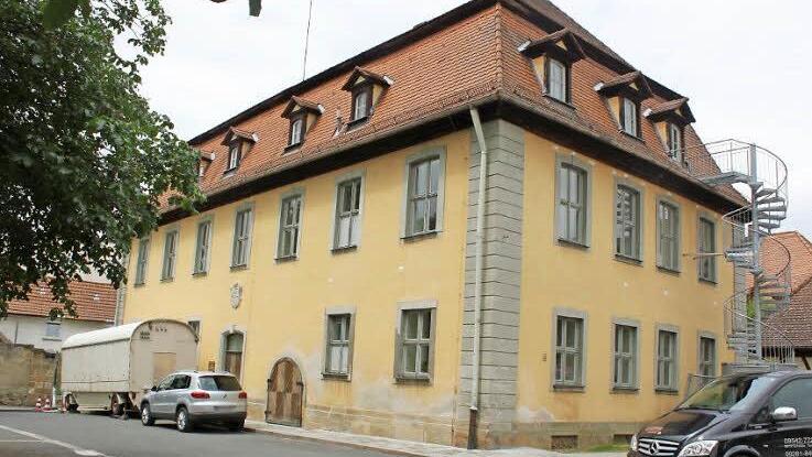 Das marode Scheßlitzer Rathaus: Zwei Beschäftigte benahmen sich wie im Selbstbedienungsladen und plünderten öffentliche Kassen. Eine der Frauen, die 48-jährige Leiterin des Standesamts, wurde jetzt zu einem Jahr Haft auf Bewährung verurteilt. Foto: Archiv