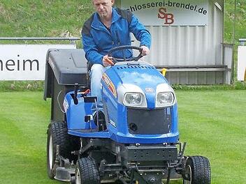 Wolfgang Fränkel dreht gerne seine Runden auf dem 22-PS starken Iseki Mähtraktor, die Wölfe wissen, was sie an ihrem ehemaligen Gasseldorfer "Haberochsen" haben.  Foto: Jasmin Fränkel