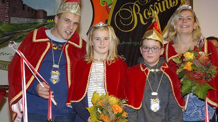 Die neuen Prinzenpaare der Auraer Faschingsfreunde heißen Alex I. (links) und Melanie I. (rechts) Manninger sowie Hannah Frank und Magnus Walther (Mitte). Foto: Winfried Ehling