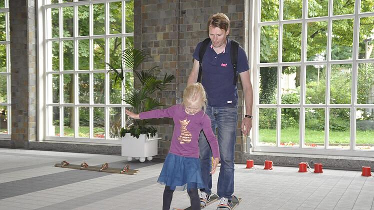 Liebevoll macht Ciryll Schook alles mit, was seine Tochter Mero ausprobieren will. Foto: Peter Klopf