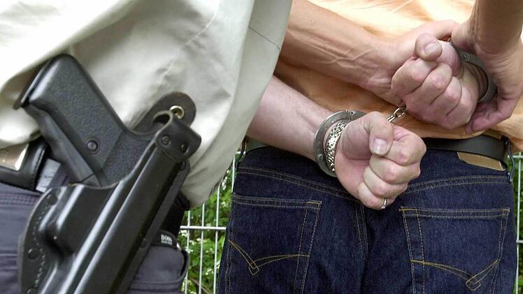 Ein Mann hat am Sonntag eine aufgedrehte Gasflasche vor dem Polizeigeb&auml;ude in Ochsenfurt abgestellt - vermutlich um  das ausstr&ouml;mende Gas zu entz&uuml;nden. Foto: Markus F&uuml;hrer