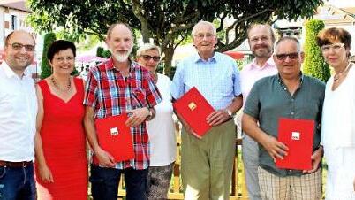 Unser Bild zeigt (von links) SPD-Kreisvorsitzenden Sebastian M&uuml;ller, SPD-Ortsvereinsvorsitzende Sonja Berger, Dieter Schmiedel, Zweite B&uuml;rgermeisterin und Kreisr&auml;tin Ulrike Koch, Elmar Bergmann, Landtagskandidat Ralf Pohl, Wolfgang Sievert und MdL und Bezirkstagskandidatin Susann Biedefeld. Foto: Dieter Radziej