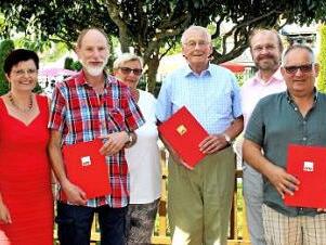 Unser Bild zeigt (von links) SPD-Kreisvorsitzenden Sebastian Müller, SPD-Ortsvereinsvorsitzende Sonja Berger, Dieter Schmiedel, Zweite Bürgermeisterin und Kreisrätin Ulrike Koch, Elmar Bergmann, Landtagskandidat Ralf Pohl, Wolfgang Sievert und MdL und Bezirkstagskandidatin Susann Biedefeld. Foto: Dieter Radziej