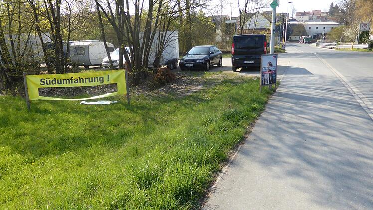 Das verunstaltete Banner am Ortseingang von Hauptendorf  privat