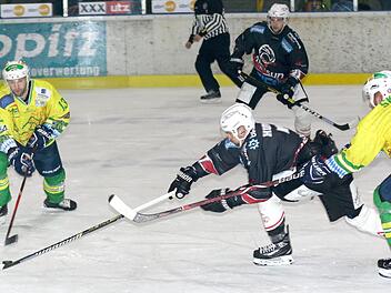Ganz schön strecken muss sich Haßfurts David Hornak, damit der noch an die Scheibe kommt. Mit Erfolg: Trotz Behinderung seines Gegenspielers Vladimir Skoda (rechts) bringt er sie noch vor Ivo Kostaka unter Kontrolle. Foto: Ralf Naumann
