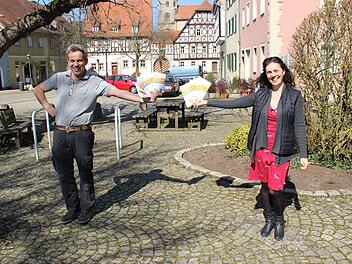 Arno Reuscher und Christine Schikora von "Kaufhaus" Mürscht präsentieren mit erforderlichem Sicherheitsabstand den neuen Flyer von Kaufhaus Mürscht mit allen derzeitigen Service-Angeboten.