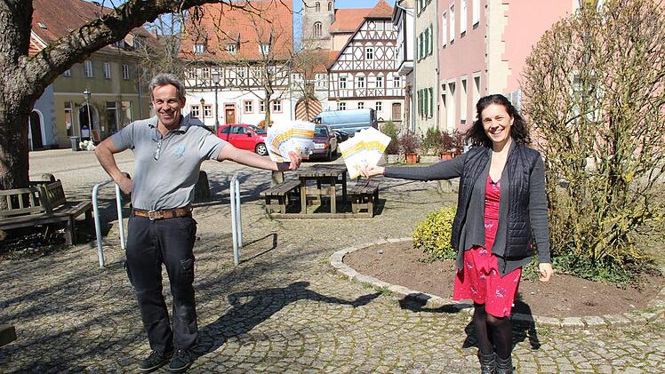 Arno Reuscher und Christine Schikora von "Kaufhaus" Mürscht präsentieren mit erforderlichem Sicherheitsabstand den neuen Flyer von Kaufhaus Mürscht mit allen derzeitigen Service-Angeboten.