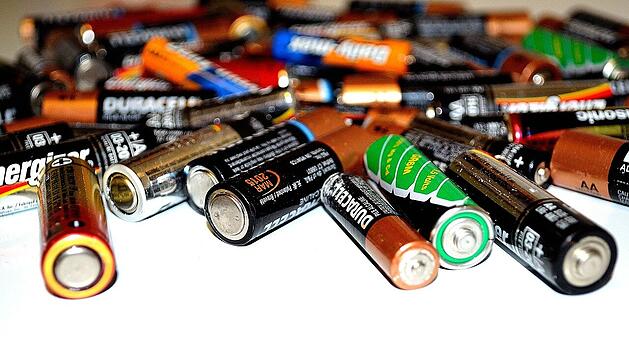 Haushaltsbatterien sind teuer und die Recyclingquote ist schwach.