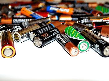 Haushaltsbatterien sind teuer und die Recyclingquote ist schwach.