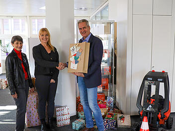 Kulmbach: Gewürzhersteller überbringt Geschenke für Kinder - nach Wunschzettelaktion