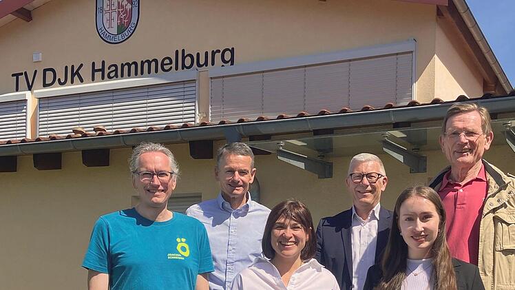 Das Vereinsheim des TV/DJK Hammelburg verf&uuml;gt nun &uuml;ber eine umweltfreundliche Au&szlig;enbeleuchtung. Auf dem Bild (von links) Joachim Schneider, Georg Oel, Ganna Kravchenko, J&uuml;rgen Klubertanz, Heidi Vieres und Willy Willeke.