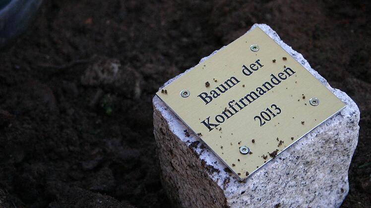 Der Stein für den "Baum der Konfirmanden 2013".