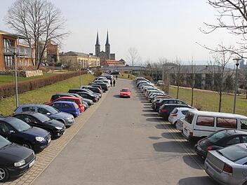 Warten, dass einer weg fährt - wer am Klinikum am Michelsberg einen Parkplatz sucht, sollte Zeit einplanen. Foto: Michael Gründel