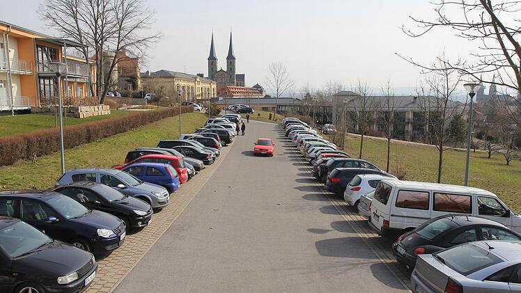 Warten, dass einer weg fährt - wer am Klinikum am Michelsberg einen Parkplatz sucht, sollte Zeit einplanen. Foto: Michael Gründel