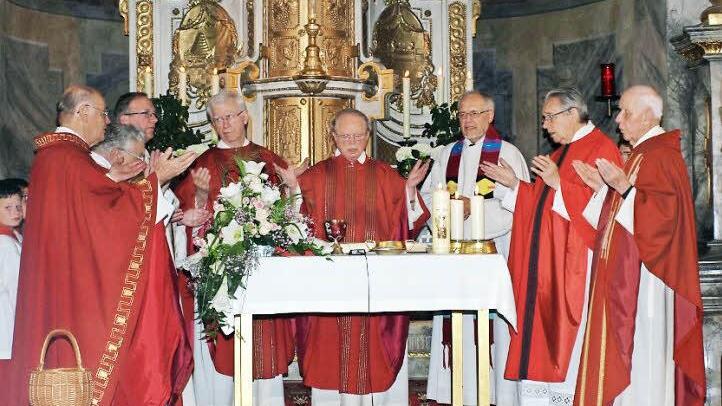 Mit einem Festgottesdienst beging Pfarrer i.R. Balthasar Amberg in Ebenhausen sein Goldenes Priesterjubiläum. Am Altar standen ihm zur Seite: (von links) Josef Zwickl (Diebach), Benno von Bundschuh (Großwenkheim), Dekan Thomas Keßler (Bad Kissingen) und Prof. Dr. Gerhard Stanke (Fulda) sowie rechts von ihm Pfarrer Edwin Ziegler (Garitz), Friedrich Kastl (Oberbessenbach) und Georg Türk (Rannungen).  Fotos: S. Geiger