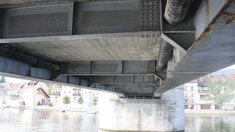 Die Unterseite der Fahrbahn