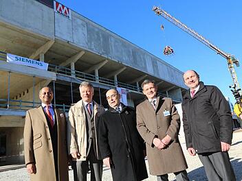 Sie freuen sich über das Richtfest: (v. l.) Michael Sen, Vorstandsmitglied Hermann Requardt, OB Franz Stumpf, Zsolt Sluitner und Wolfgang Fees.   Foto: Barbara Herbst