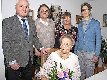 Glückwünsche zum 91. Geburtstag bekam Käthe Fischer von (von links) Bürgermeister Helmut Fischer, ihrem Sohn Otto-Karl Fischer, ihrer Betreuerin Marina Emmrich und der Pfarrerin Birgit Höhr.  Foto: Klaus Gagel