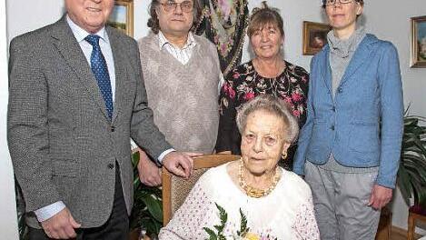 Glückwünsche zum 91. Geburtstag bekam Käthe Fischer von (von links) Bürgermeister Helmut Fischer, ihrem Sohn Otto-Karl Fischer, ihrer Betreuerin Marina Emmrich und der Pfarrerin Birgit Höhr.  Foto: Klaus Gagel