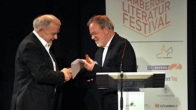 Bernhard Schemmel überreicht die Verdienstmedaille der E.T.A.-Hoffmann-Gesellschaft