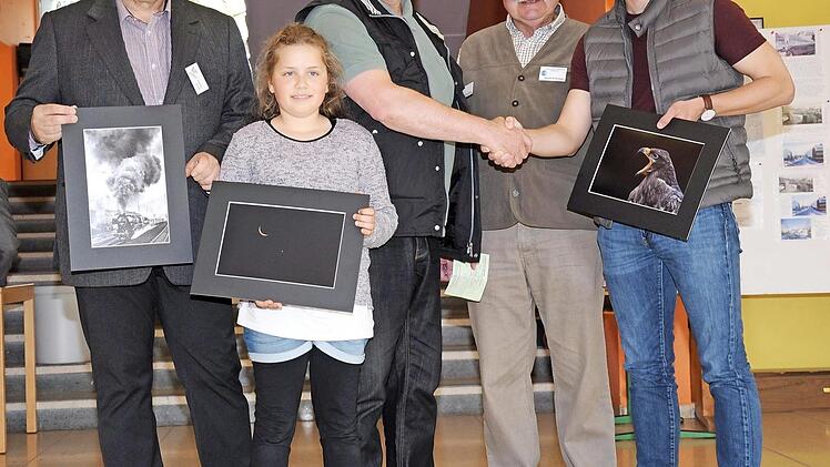 Freuten sich über ihre Gewinne (von links): Zweiter Vorsitzender Gunther Lersch, Glücksfee Emma Gärtner, Vorsitzender Andreas Giese, Gerold Schlosser und der Gewinner Patrik Butz aus Weidhausen. Auf dem Bild fehlen Eugen Schneiderbanger und Kathrin Angermüller, die zum Zeitpunkt der Ziehung nicht mehr anwesend waren.