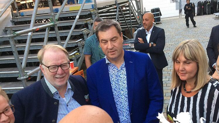Markus Söder (Mitte) hinter der Bühne mit MdB Hans Michelbach und Coburgs Zweiter Bürgermeisterin Birgit Weber.