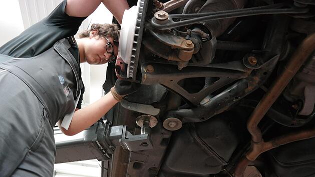 Bastian Geu&szlig;  schraubt an einem Wagen. Foto: Sarah Stieranka