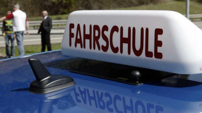 Einen Tag vor seiner Prüfung stürzte ein Motorradfahrer bei einer Fahrstunde schwer. Symbolbild: Patrick Seeger dpa