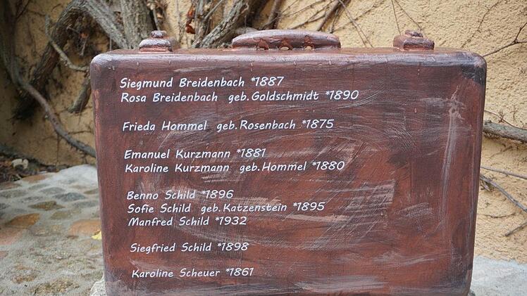 Auf dem denkmalartig nachgebildeten "Koffer" stehen die Namen der  jüdischen Mitbürger, die deportiert wurden. Zu finden sind auch die  Großeltern von Rachel Garonne Emanuel und Karoline Kurzmann. Foto: Marion Eckert