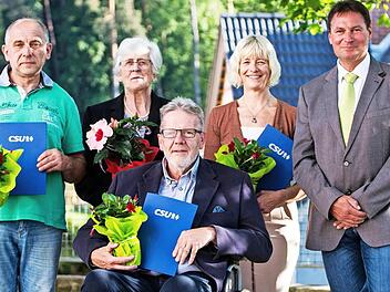 CSU-Ortsvorsitzender Bernd Krauß (r.) freut sich über die langjährige Treue einiger Mitglieder (v. l.): Ulli Zech (15 Jahre), Hanne Schneider (45 Jahre), Roland Morgenroth (25 Jahre) und Claudia Grießer (15 Jahre).