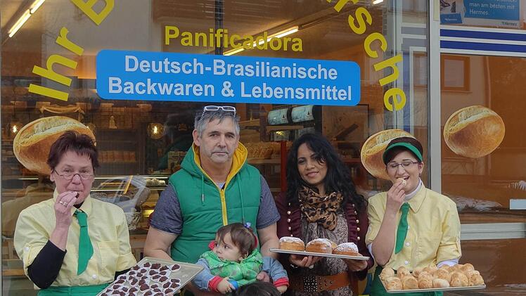 Klaus, Marina und und Augusta Quintela Barbosa vor dem eigenen Laden in Ebern. Zum Personal gehören Rosil Ziegler (links) und Leatra Korda (rechts). Foto Johanna Eckert