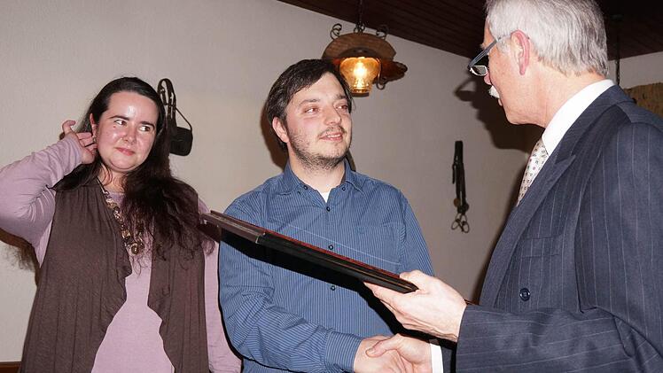 Nicole Oppelt und Daniel Wolf (von links) nahmen die Stadtplakette für die Musikini von Ernst Stross entgegen.