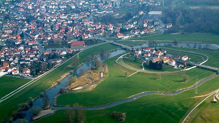 Die Mainaue in Michelau. Die bestehenden Dämme würden bei einem sogenannten hundertjährigen Hochwasser dem Ort keinen ausreichenden Schutz bieten. Deshalb wird nun mit einem Ausbau begonnen. Foto: WWA Kronach
