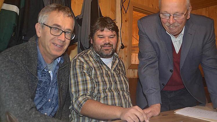 Hans-Georg Bader (rechts), Dieter Müller (Mitte)und Karl-Heinz Göpfert (links). Foto: Kupka-Hahn