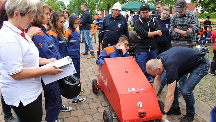 Ursula Scharf (links) und stellvertretender Kreisjugendwart Christian Bühl (rechts mit Zollstock) prüften die flotten Kisten. Foto: Evi Seeger