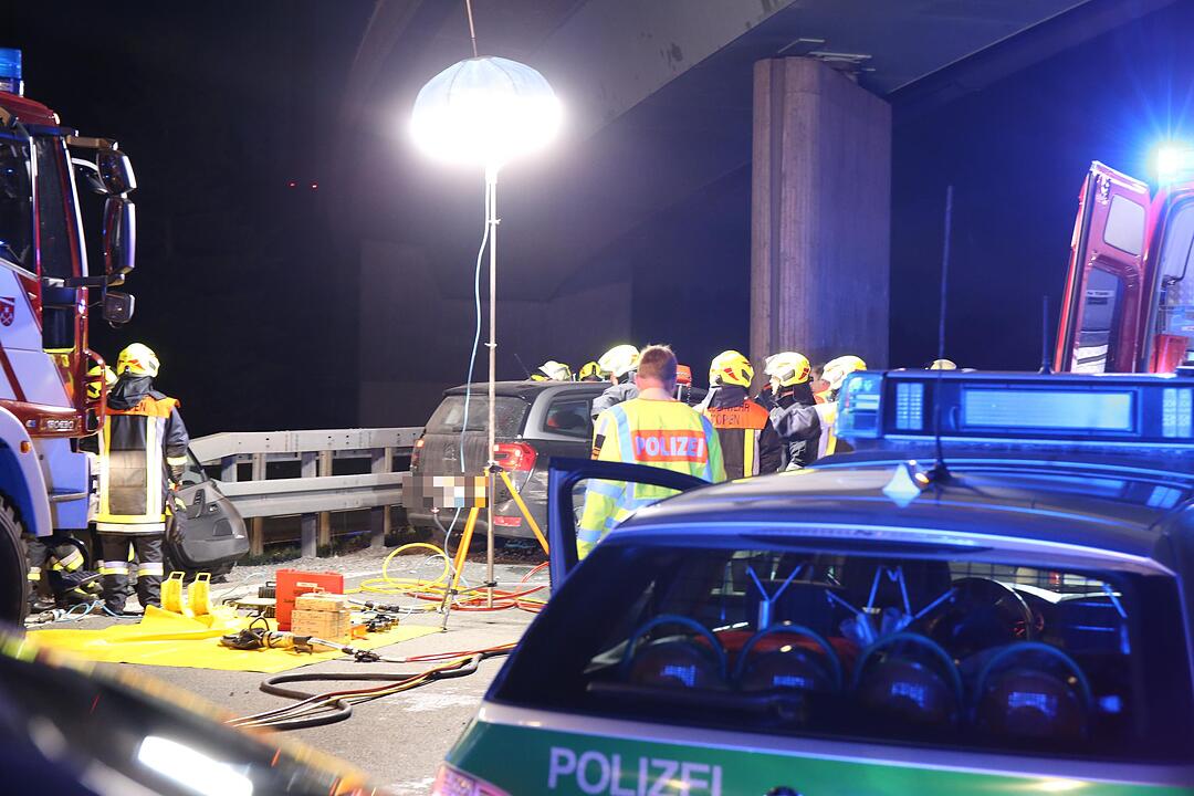 Autofahrerin kracht mehrfach in Leitplanke - Drei Insassen des Wagens verletzt – Feuerwehr muss eingeschlossene Fahrerin befreien
