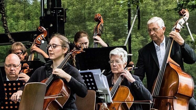 Impressionen vom Open-Air-Konzert im Freibad Neustadt.Foto: Jochen Berger