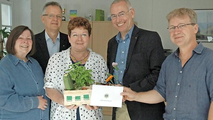 Dankbar und glücklich zeigen sich die ehrenamtlichen und fest angestellten Mitarbeiter des Coburger Stadtbüros "dialog" in der Metzgergasse 13 für die großzügigen Spenden des Lionsclub Coburg (von links): Regina Brettel, Matthias Schmidt, Hildegard Mogalle, Karl Baier, Stefan Kornherr.  Foto: Meißinger