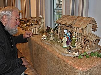 Hartmut Beland schaut ganz genau hin, um alle Details dieser Weihnachtskrippe zu erfassen. "Die ist gelungen", sagte er.  Foto: Helmut Will
