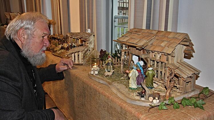 Hartmut Beland schaut ganz genau hin, um alle Details dieser Weihnachtskrippe zu erfassen. "Die ist gelungen", sagte er.  Foto: Helmut Will