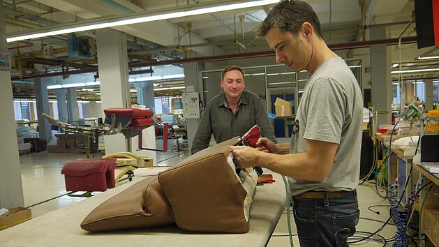 Immer noch ein wichtiger Faktor f&uuml;r den regionalen Arbeitsmarkt: die Polsterm&ouml;belindustrie. Einer der renommiertesten Hersteller ist die Frohnlacher Firma W. Schillig, hier mit Swen Hoese (links) und Thomas Sch&auml;fer in der Produktion. CT-Archiv/Berthold K&ouml;hler
