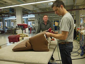 Immer noch ein wichtiger Faktor f&uuml;r den regionalen Arbeitsmarkt: die Polsterm&ouml;belindustrie. Einer der renommiertesten Hersteller ist die Frohnlacher Firma W. Schillig, hier mit Swen Hoese (links) und Thomas Sch&auml;fer in der Produktion. CT-Archiv/Berthold K&ouml;hler