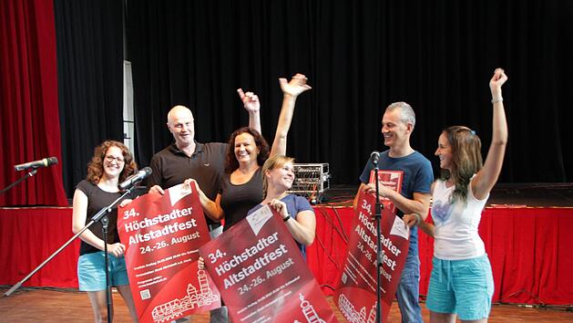 Nachdem die Vorbereitungen f&uuml;rs Altstadtfest fast abgeschlossen sind, steigt beim st&auml;dtischen Organisationsteam die Stimmung. Von links: Ilona Reuter, Gerald Brehm, Susanne Gabler, Julia Gally, Bernd Riehlein und Julia Weiland. Foto: Andreas Dorsch