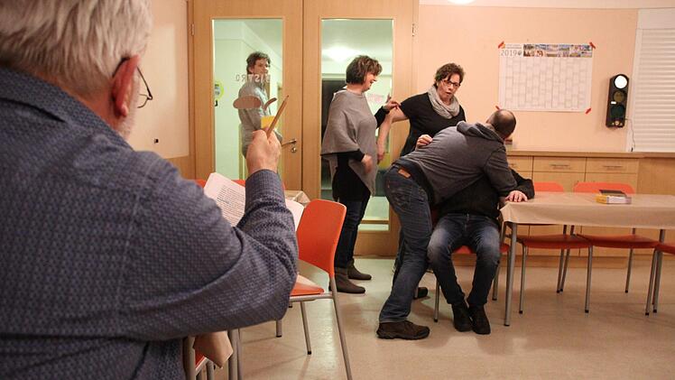 Noch sitzt nicht alles. Dirigierend greift der Spielleiter ein.Johannes Schlereth